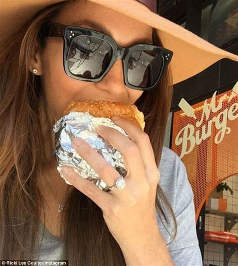Ricki Lee Snaps A Selfie While Eating A Burger After Indulgent European Honeymoon Daily Mail