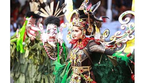 7 Potret Penampilan Cinta Laura Di Jember Fashion Carnaval 2019 Tampil