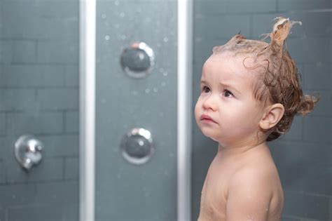 Niño Bañándose Bebé Gracioso Bañado En Espuma Y Lavándose En La Bañera