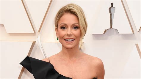 Oscars 2020 Kelly Ripa Stuns In Black Gown Pokes Fun At Past Red