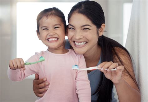 Importancia Del Cepillado Dental Para Una Sonrisa Saludable Cl Nica Dental Gomeza