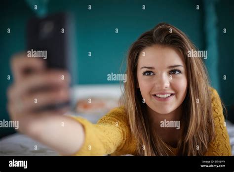 Teenage Girl Taking Selfie In Banque De Photographies Et Dimages à Haute Résolution Alamy