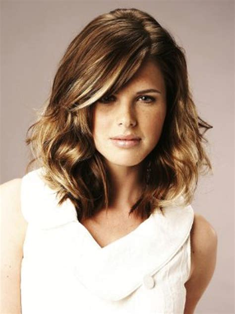 You can wear medium length hairstyles in a number of ways, in a variety of shapes and styles including straight, wavy or curly. Fashioneye: 2012 Medium Length Hairstyles