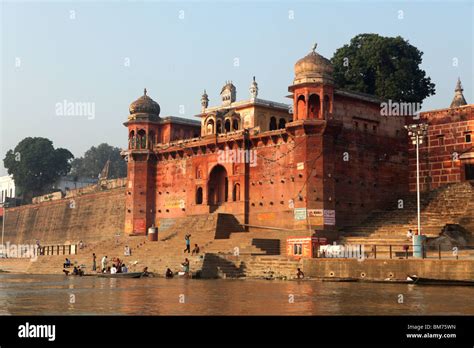 Vista De Los Ghats Escaleras Del Sagrado Río Ganges En Varanasi O
