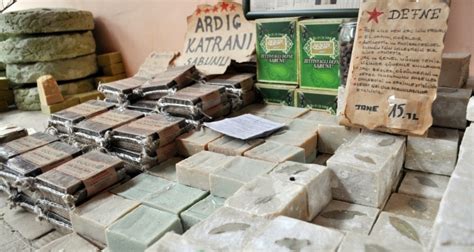 Kalınlığında galvanizli saçtan imal edilmiş bölümler ile vakumlu devre kesiciyi taşıyan kesici arabasından oluşmaktadır. Güçlü saç kökleri için 7 bitkisel yağ karışımlı sabun