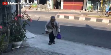 Punya Tekad Kuat Dalam Mencari Rezeki Kakek Di Blitar Ini Tetap