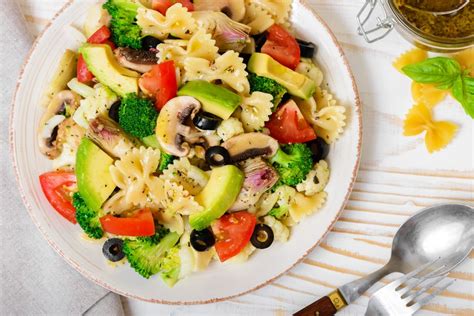 Siempre debemos preparar la salsa o acompañamiento antes de que la pasta esté cocina para añadir y mezclar todo al fuego antes de servir, consiguiendo así que. Easy Vegetarian and Vegan Italian Pasta Salad Recipe