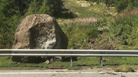 Riesiger Felsbrocken Stürzt über Wanderwege Auf Strasse Fm1today