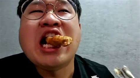 Koreas Big Stomach Wang Xiaopang Eats Featured Fried Chicken Legs With