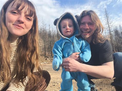 Alaskan Bush People Star Bear Browns Wife Raiven Shows Off Bare Baby