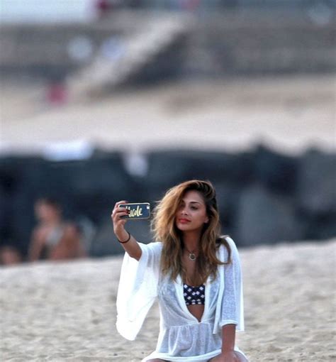 Nicole Scherzinger Poses For Selfie On Beach