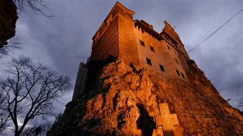 Draculas Castle Offers Visitors Covid Jab And Free Visit To Torture