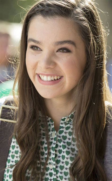 behind the pitch perfect 2 beauty looks hailee steinfeld pitch perfect pitch perfect hailee