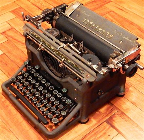 Maquina De Escribir Antigua Underwood Ideal Para Decoracion De Un Escritorio Letras Totalmente