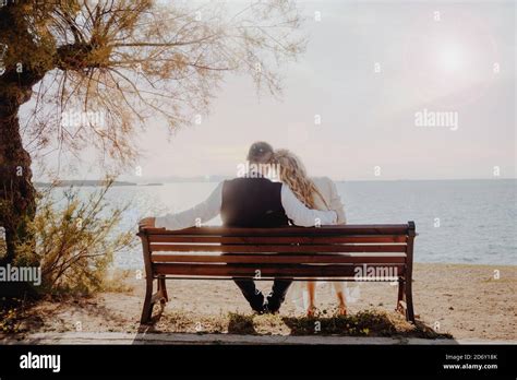 Eine Braut Und Ein Bräutigam Sitzen Holzbank Am Strand Rückansicht Stockfotografie Alamy