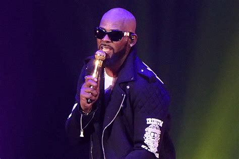 r kelly shows up late but still performs in virginia amid sex cult scandal [video]