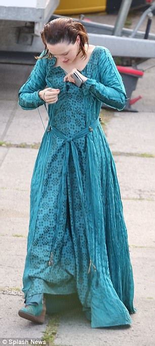 Daisy Ridley Wears An Odd Hairpiece During Ophelia Filming Daily Mail Online