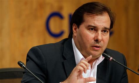 Rodrigo Maia diz ao STF que reforma administrativa está suspensa