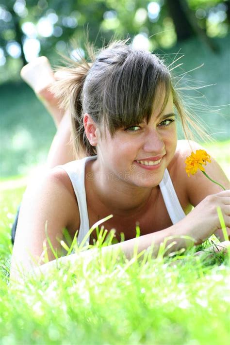 Mujer Joven Hermosa Al Aire Libre Imagen De Archivo Imagen De Cara Feliz 2838087