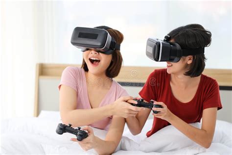 Feliz Joven Pareja Amiga Hermosa Asia Mujeres Jugando Videojuegos Realidad Virtual Gafas En La