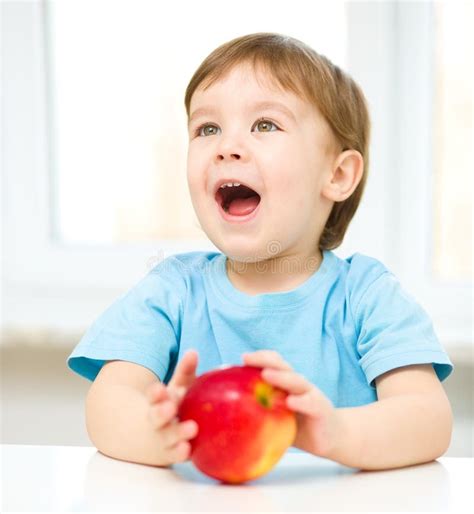 Le Petit Enfant Joue Avec La Pomme Rouge Image Stock Image Du Chéri