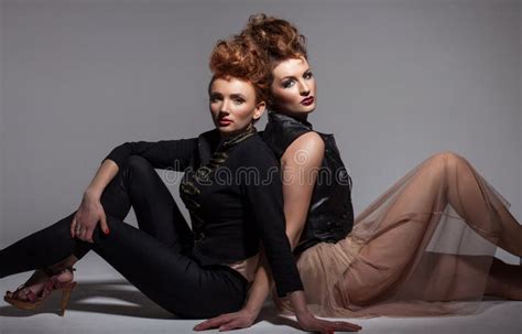 Twee Sexy Meisjes Stock Foto Image Of Achtergrond Volwassen 33372706