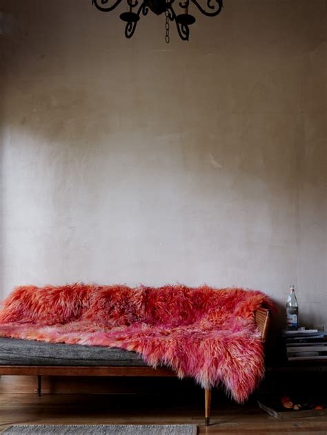Накидки на диван для украшения и защиты мебели 20 уютных идей фото