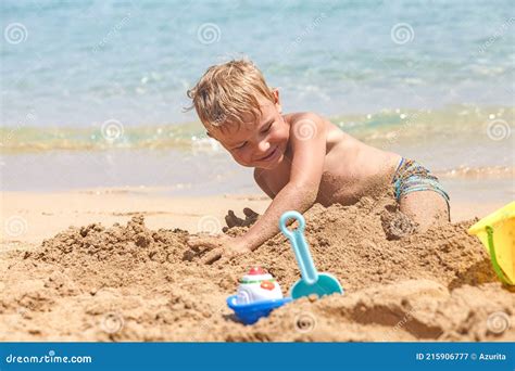 Un Ragazzo Che Gioca Nella Sabbia Sulla Spiaggia Immagine Stock Immagine Di Sabbia Benna