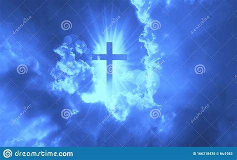 La Cruz Cristiana Aparece Brillante En El Cielo Azul Oscuro Imagen De