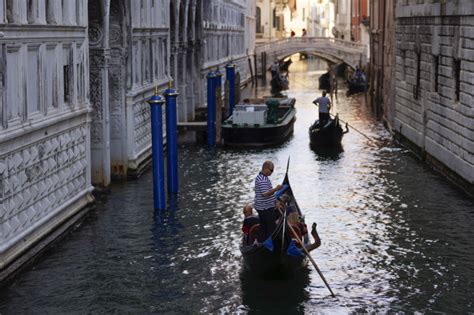venice to charge day tourists fee as sinking city weighs its future