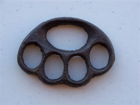 19th Century Forged Iron Knuckle Dusters From The Cornwall Jail 鍛冶