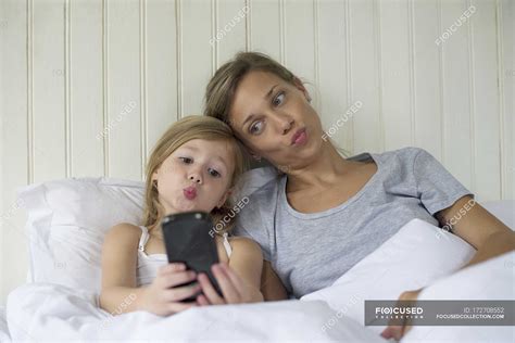 Madre E Hija Posando Para Selfie — Chica Juntos Stock Photo 172708552