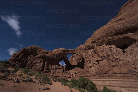 Usa Utah Arches National Park Double Arch At Night Stockphoto