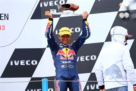 Jorge martín almoguera (san sebastian de los reyes, madrid, 29 de enero de 1998) es un piloto de motociclismo español y actualmente campeón del mundo de motociclismo de la categoría de moto3. Doble podio para Jorge Martín Almoguera en Moto GP Rookies Cup