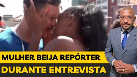 Mulher Beija Rep Rter Durante Entrevista Ao Vivo Youtube