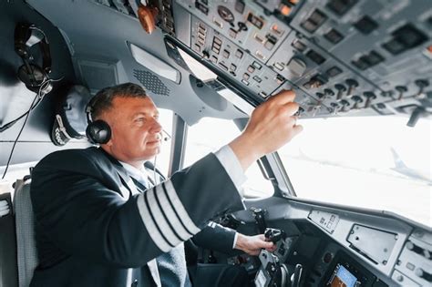 Vue Latérale Un Pilote Professionnel Est Dans Le Cockpit Conception Des Travaux Photo Premium
