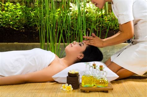 Premium Photo Asian Woman Having A Massage In Tropical Setting