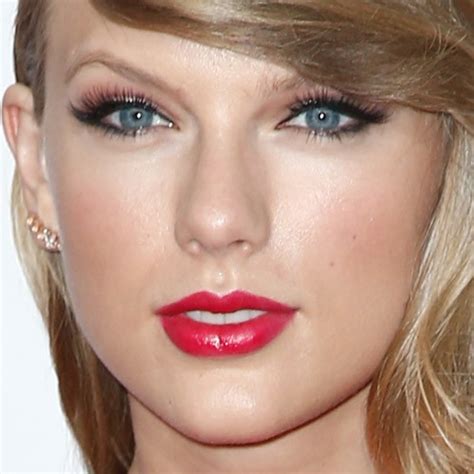 Taylor Swift Makeup Black Eyeshadow Red Eyeshadow And Red Lipstick