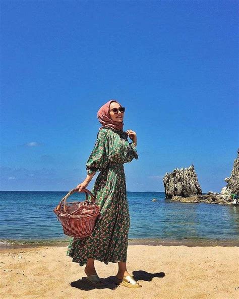 10 Inspirasi Outfit Hijab untuk ke Pantai, Feminim dengan Rok Hingga