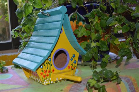 Las casas de pájaros son unas útiles manualidades que podemos hacer nosotras en casa con pocos materiales. Casitas para aves | Cosmos