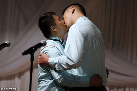 Chinese Gay Couples Get Married In Hollywood Daily Mail Online