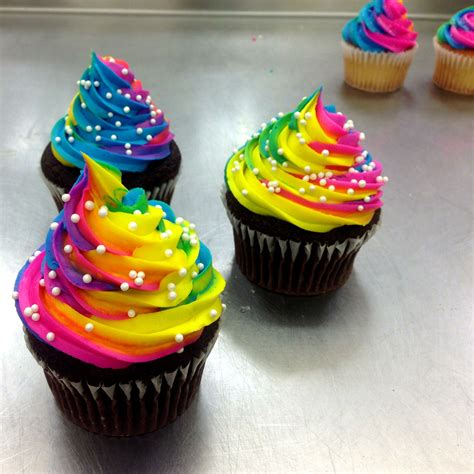 Rainbow Cupcakes Via Me Bolo De Cupcake Cupcakes De Arco íris Cupcake