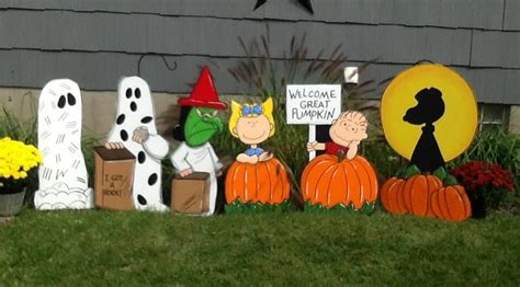 Painted Set Of 6 Peanuts Halloween Yard Art Etsy Halloween Yard Art