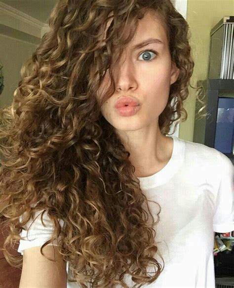 When i took these pics i used my perfect illusion hair as comparison, but if you take carmen hairstyle it's even easier to find similarities because i didn't even decimate that one. 2C curls! | Curly hair styles, Beautiful curly hair