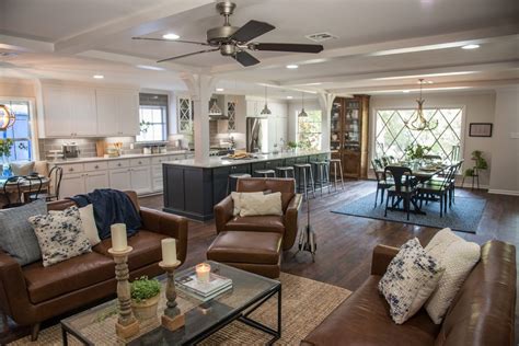 Open plan vets know that the most successful dining room and open kitchen concepts cater to the individual needs of both the kitchen and the dining room, while simultaneously putting a common aesthetic into play. Open Concept Kitchen, Dining and Living Room - Palette Pro