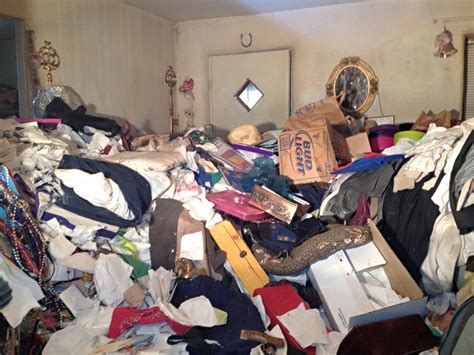 Los Angeles Hoarders — Getting Rid Of The Clutter Hoarding In All Of It