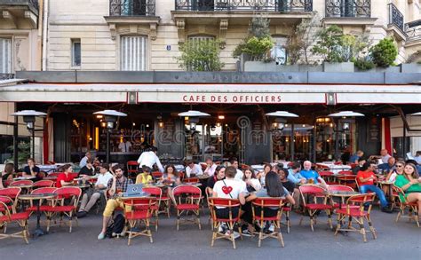 Cafe Des Officiers Is Traditonal French Cafe Located Near The Eiffel