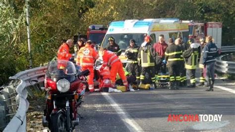 Incidente In Moto Si Schiantò Contro Il Guardrail Non Ce L Ha Fatta