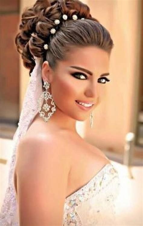 While straight hair and a wedding gown is still rather more of an oddity, you are far more likely to find brides embracing the longer hair styles and cutting down wearing the veil that covers up way more of her than most of them cares to. Top 10 Gorgeous Bridal Hairstyles For Long Hair #2053452 ...