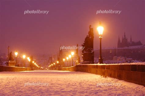 雪のカレル橋とプラハ城 写真素材 849019 フォトライブラリー Photolibrary